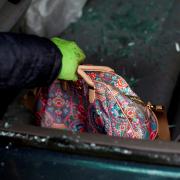 Keine Handtasche aus einem Auto, sondern eine Stofftasche in einem Supermarkt hat eine 39-jährige Frau einem Rentner gestohlen. Darin befanden sich aber wichtige Papiere. 
