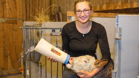 Die 24-jährige Anna Hager arbeitet als Dorfhelferin auf dem heimatlichen Betrieb in Hagenheim.