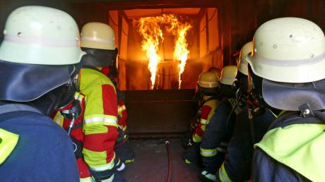 Eine Woche lang stand der Brandübungscontainer des Bayerischen Landesfeuerwehrverbandes am Abfallwirtschaftszentrum in Hofstetten. 64 Atemschutzgeräteträger aus dem gesamten Landkreis wurden geschult.