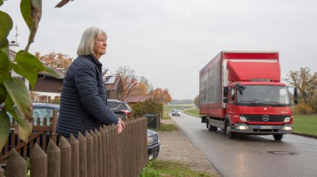 Franziska Preußger steht am Gartenzaun ihres Anwesens in der Pürgener Straße in Ummendorf. Lastwagen und Autos fahren direkt am Gartenzaun vorbei. Weil etliche Fahrer deutlich schneller als die vorgeschriebenen 50 Stundenkilometer unterwegs sind, geht die 67-Jährige auf die Barrikaden.