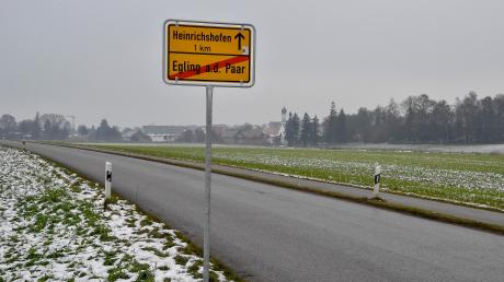 Östlich der Straße zwischen Egling und Heinrichshofen (im Hintergrund) soll das geplante Gewerbegebiet entstehen. 