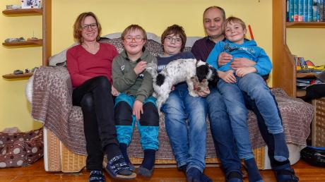 Die Familie Gall mit Hund Lotta auf dem Sofa (von links): Iris, Johannes, Leo, Bernhard und Tobias.