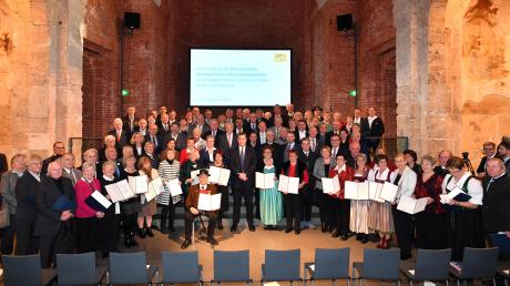 Die neuen Ehrenzeichenträger mit Ministerpräsident Markus Söder in der Allerheiligen Hofkirche, 22 der 89 Geehrten kommen aus dem Landkreis Landsberg.