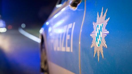 Eine 19-Jährige hat in Augsburg einen Verkehrsunfall mit hohem Sachschaden verursacht. 