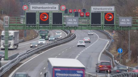 Die Höhenkontrolle an der A96 vor dem Echinger Tunnel löst immer wieder aus. Lange Staus sind die Folge. Die Probleme sollen bald der Vergangenheit angehören.