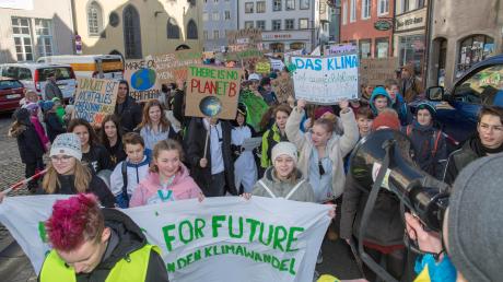 800 bis 1000 Schüler verschiedener Landsberger Schulen beteiligen sich am „Fridays-for-Future“-Marsch durch die Landsberger Altstadt. Die Kinder und Jugendlichen fordern mehr Klimaschutz.