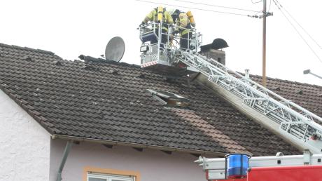 Rund 60 Feuerwehrleute waren am Samstagmittag in Apfeldorf im Einsatz. Das Feuer im Dachbereich eines Wohnhauses konnte schnell eingedämmt werden.