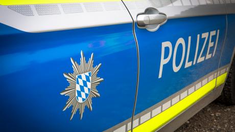 In einer Unterkunft in Greifenberg hat ein Asylbewerber einen Betreuer und ein anderer Asylbewerber einen Polizisten angegriffen.