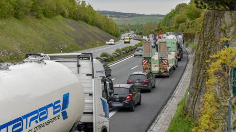 Nach einem Unfall auf der A96 bei Windach staute sich der Verkehr auf der Autobahn und den Nebenstrecken.