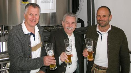 Manfred Egner, Günter Först und Markus Langer stoßen auf die gelungene Erneuerung an.