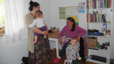 Naomi Strehle (links) lebt mit ihrer Tochter Virgina in einem Mutter-Kind-Haus in Winkl. Sie ist dankbar für das Angebot von Doris Kindermann. Auch der kleine Leon lebt dort mit seiner Mutter.