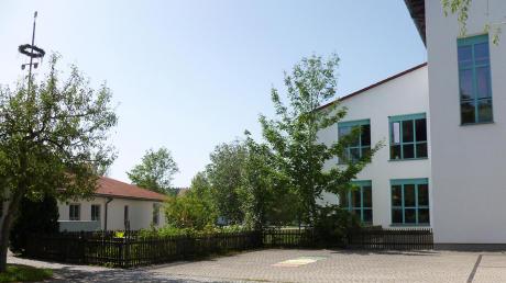 Der Kindergarten in Hofstetten ist zu klein. Für eine Übergangszeit von zwei Jahren sollen einige Kinder in der benachbarten Schule (rechts) untergebracht werden. 