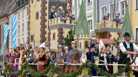 Landsbergs Geschichte und historische Persönlichkeiten vorstellen, das ist seit Jahrzehnten die Basis des Festzugs, der sich rund eineinhalb Stunden durch die Altstadt zieht. Hier ist der Bayertorwagen mit Bürgern in gotischer Tracht und Soldaten zu sehen.