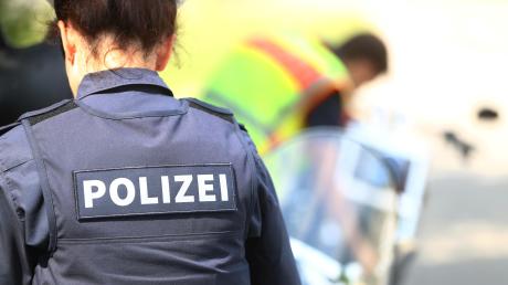 In Neuburg an der Kammel wurde die Heckscheibe eines Pkw eingeschlagen. Die Polizei bittet um Hinweise (Symbolbild). 
