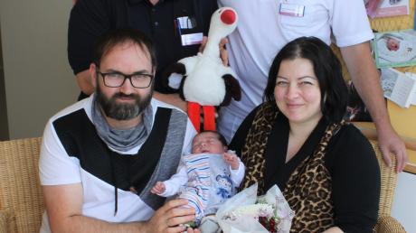 Dorottya und Josef Szauer aus Weil mit ihrem Sohn Hugo. Er ist das 100. Baby, das im Juli im Landsberger Klinikum zur Welt kam.