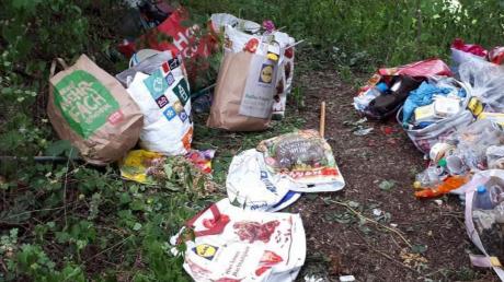Immer wieder laden Menschen ihren Müll illegal im Wald ab. Im einem aktuellen Fall ermittelt nun die Weißenhorner Polizei.