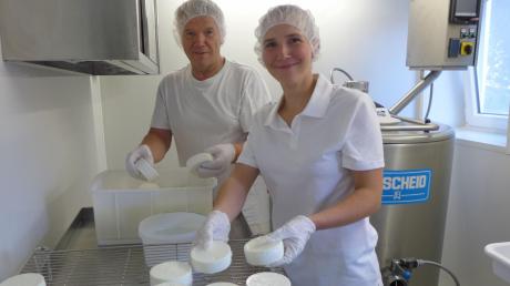 Franz und Franziska Eigner aus Holzhausen bei der Produktion von Feta aus Ziegenmilch in der eigenen Käseküche. 