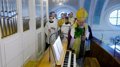 In der Reichlinger Kirche St. Nikolaus erklang erstmals die neue Orgel. Der Weihbischof Florian Wörner segnete das Instrument und hielt die Festpredigt.