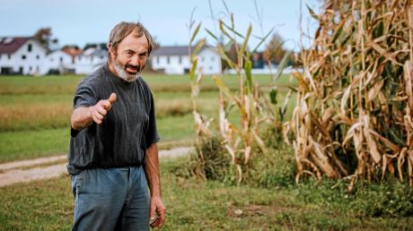 Martin Ebenhoch auf einem seiner Felder östlich von Lengenfeld. Der 64-jährige Landwirt kann sich über die dort geplante Umgehungsstraße nicht freuen, weil die Trasse den Weg zu seinen neuen Feldern durchschneiden würde. 