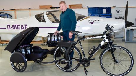 Im Hurlacher Gewerbegebiet hat David Wacker (oben) einen Fahrradanhänger mit Solarantrieb entwickelt. 