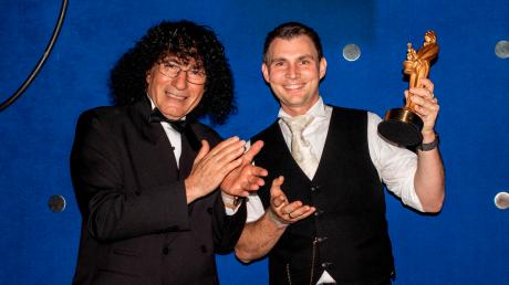 Große Ehre für Louis von Eckstein: Tony Hassini überreichte ihm bei einer Show bei Stuttgart den Merlin-Award.