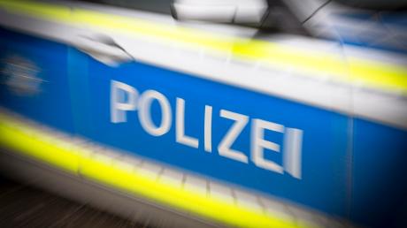 Auf der Hallstraße wurde Donnerstagnacht ein 26-Jähriger von zwei Männern angegangen. Sie raubten ihm sein Bargeld. 
