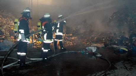 Ein Brand auf dem Gelände des Abfallwirtschaftszentrums in Hofstetten hat einen Großeinsatz der Feuerwehr ausgelöst.