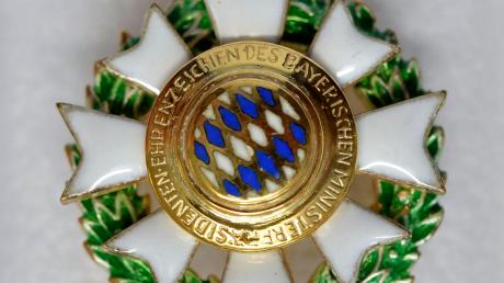 Das Ehrenzeichen des Bayerischen Ministerpräsidenten ist eine Auszeichnung für Menschen, die sich ehrenamtlich besonders für die Allgemeinheit einsetzen und darf zu festlichen Anlässen getragen werden. 