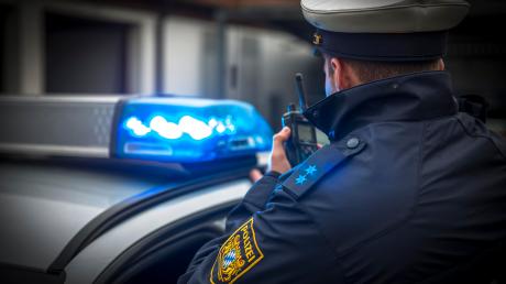 Die Polizei fahndet nach einem Mann, der in Schrobenhausen die Tasche einer Seniorin geraubt hat 