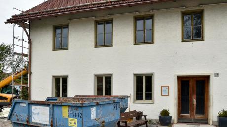 Voll im Gange sind die Umbauarbeiten am ehemaligen Gasthaus Happerger in Ludenhausen. Dort soll ein Dorfzentrum entstehen. Zu Verzögerungen der Arbeiten kam es, weil im Boden des Saals Asbest gefunden wurde. 