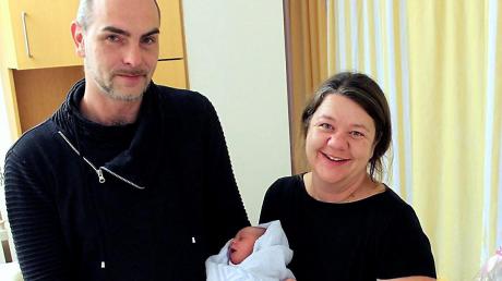 Die 1000. Geburt in diesem Jahr am Landsberger Klinikum: Die kleine Leni kam am Freitag zur Welt. Ihre Eltern Melanie und Björn Böhme freuen sich. 