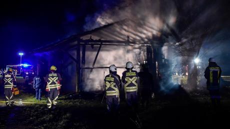 Ein halbes Dutzend Brände hat die Feuerwehren im Landkreis Landsberg in den vergangenen Tagen beschäftigt. In der Nacht auf Sonntag war ein Stadel bei Leeder betroffen (links). Die Polizei geht in allen Fällen von Brandstiftung aus.
