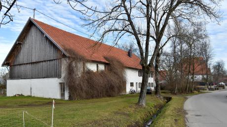 Diese Hofstelle in Holzhausen soll abgerissen werden, damit dort eine seniorengerechte Wohnanlage entstehen kann. Im Hintergrund sind das Gebäude des Brauereigasthofes und der dazugehörige Biergarten zu sehen.