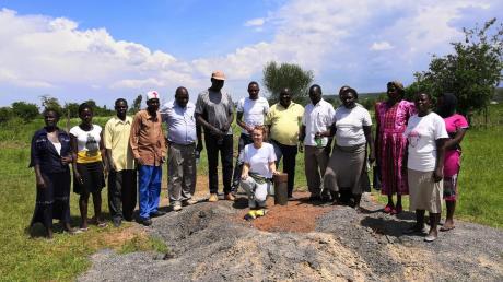 Lara Kremin (Mitte) und Community Mitarbeiter am Bohrloch Reservoir im Westen Kenias. Die 25-Jährige aus Hofstetten hat das Projekt für die Kauferinger Hilfsorganisation Landsaid begleitet. 