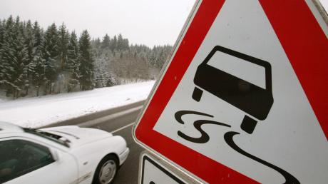 Wegen winterlicher Straßenverhältnisse kam es am Sonntag zu zwei Unfällen bei Emersacker. 