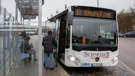 Den Busverkehr im Landkreis Landsberg organisieren unter dem Dach der Landsberger Verkehrsgemeinschaft (LVG) mehrere Busunternehmen.  Aus Geltendorf wird an diesem System Kritik geübt.