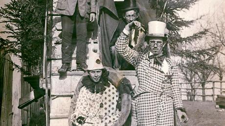 Beim Faschingsumzug in Igling waren viele Jahre vor allem die örtlichen Vereine aktiv. Das Foto oben entstand 2016. Die Tradition reicht bis ins Jahr 1925 zurück. Das Foto zeigt Wagen und Teilnehmer der „Verjüngungskur“ - mit lebender Ratte.