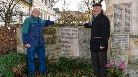 Siegfried Lang (links) und Ludwig Ziegler am Kriegerdenkmal in Oberigling. Eine Tafel erinnert an die Opfer eines Bombenangriffs, der sich am 16. Februar 1945 ereignet hat. 