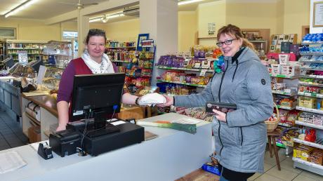 Geschäftsführerin Kerstin Wölfl bedient Kundin Marion Schmid, die mehrfach die Woche im Dorfladen in Hurlach frische Waren einkauft.