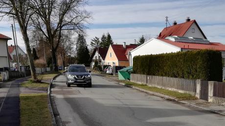 Die Hauptstraße in Prittriching muss dringend saniert werden. Und es gibt noch andere Straßen in der Gemeinde, die sich in einem schlechten Zustand befinden.