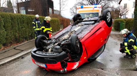 Auf dem Dach landete am Dienstagmorgen ein Auto bei einem Unfall in der Neudießener Straße in Dießen.