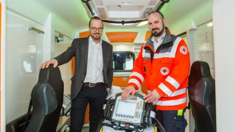 Der BRK-Kreisverband Landsberg hat einen neuen Rettungswagen vorgestellt. Links: BRK-Kreisgeschäftsführer Andreas Lehner und Christian Haberkorn (Leiter Rettungsdienste). 