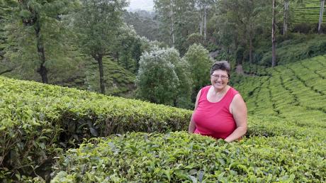 Gisela Klöck aus Reichling war fünf Wochen in Indien unterwegs, besuchte auch eine Teeplantage und traf sich dort unter anderem mit Pater Joaquim, dem Leiter der Pfarreiengemeinschaft Vilgertshofen-Stoffen.
