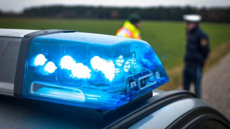 Eine 58-Jährige verursacht einen Unfall. Laut Polizei Friedberg entstand ein Schaden in Höhe von etwa 4000 Euro. 