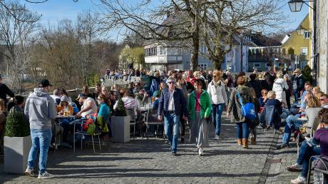 Am Morgen war es noch ruhig in Landsberg. Am Nachmittag hielt es die Landsberger dann nicht mehr in ihren Häusern und am Peter-Dörfler-Weg war es so voll wie immer. Auch die Wahllokale füllten sich.