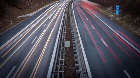 Autobahn A96 stark frequentiert Schöffelding PKW LKW Symbolbild