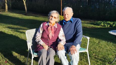 Erna und Erich Piczlewicz in ihrem Garten in Eresing. Das Ehepaar ist seit 70 Jahren verheiratet. 