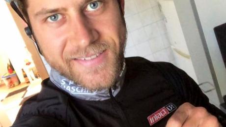 Abwarten und Kaffee trinken: Motorradrennfahrer Marcel Schrötter hält sich mit Radfahren mit. 	
