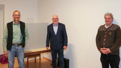 Abstand haltend, aber gemeinsam in die neue Amtszeit: Scheurings neuer Bürgermeister Konrad Maisterl (Mitte) mit seinen beiden Stellvertretern Franz Berghofer (links) und Rudolf Aumüller.