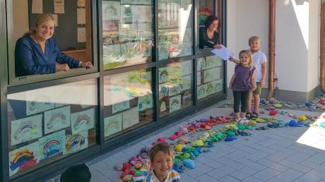 Das Foto zeigt die Eresinger Kindergartenleiterin Nicola Grünheid (links) und Erzieherin Kathi Stumpf mit den Kindern (von links) Leopold, Ferdinand, Amelie und Lorenz.